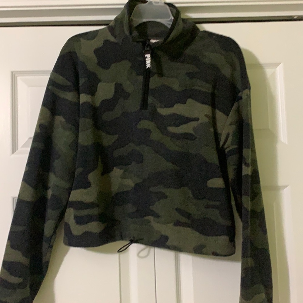 Very cute camo crop fleece